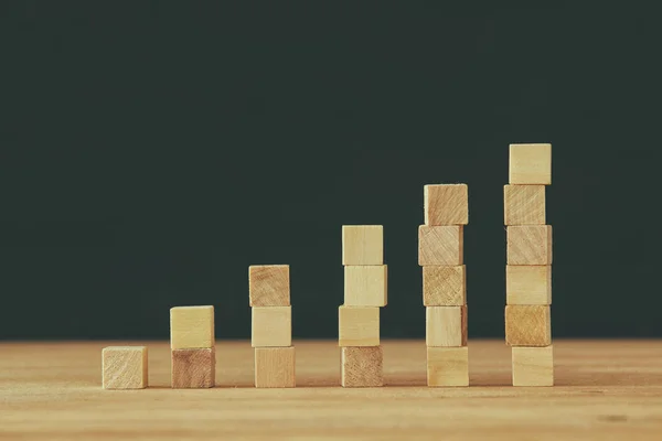 グラフやはしごとして積層木製ブロック。成長と成功のコンセプト. — ストック写真
