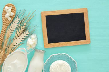 Üstten Görünüm görüntüsü nane ahşap arka plan üzerinde süt ürünleri. Sembolleri Yahudi tatil - Shavuot.