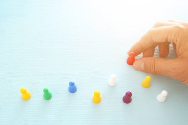 renkli oyun rakamları ahşap masa, insan kaynakları ve yönetim kavramı üzerinden görüntü.