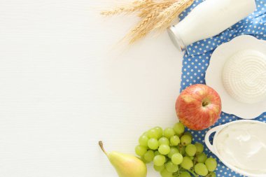 Üstten Görünüm görüntü süt ürünleri ve meyve ahşap arka plan üzerinde. Sembolleri Yahudi tatil - Shavuot.