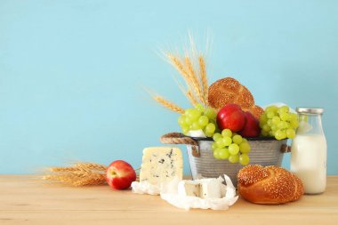 meyve, ekmek ve peynir teneke sepeti ahşap masa üzerinde görüntü.