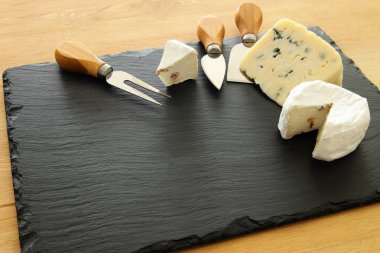 süt ve süt ürünleri üzerinde siyah taş arduvaz arka plan görüntüsü. Sembolleri Yahudi tatil - Shavuot.