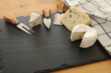 süt ve süt ürünleri üzerinde siyah taş arduvaz arka plan görüntüsü. Sembolleri Yahudi tatil - Shavuot.