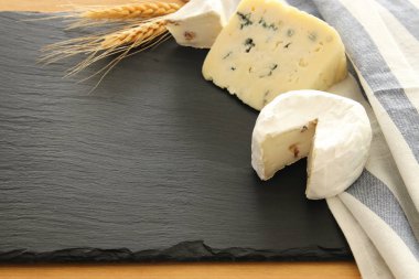 süt ve süt ürünleri üzerinde siyah taş arduvaz arka plan görüntüsü. Sembolleri Yahudi tatil - Shavuot.