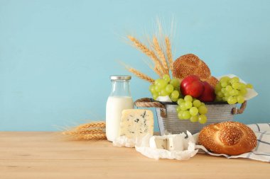 meyve, ekmek ve peynir teneke sepeti ahşap masa üzerinde görüntü.