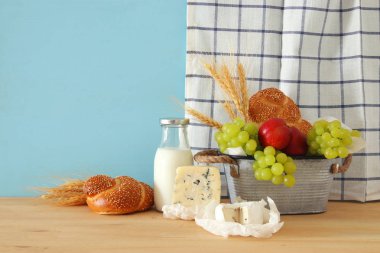 meyve, ekmek ve peynir teneke sepeti ahşap masa üzerinde görüntü.