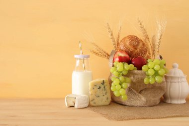 meyve, ekmek ve peynir sepeti ahşap masa üzerinde görüntü.