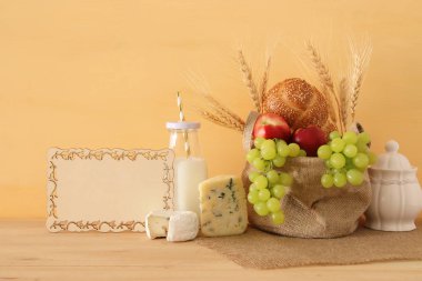 meyve, ekmek ve peynir sepeti ahşap masa üzerinde görüntü.