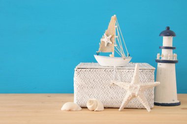 Deniz, tatil ve seyahat görüntü ile deniz yaşam tarzı nesnelerin üzerine ahşap masa.