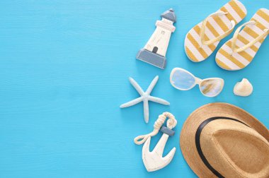 tatil ve yaz görüntü ile deniz yaşam tarzı nesnelerin üzerine mavi ahşap arka plan.