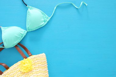 tatil ve yaz görüntü deniz yaşam tarzı nesneleri ve mavi ahşap arka plan üzerine nane bikini ile.