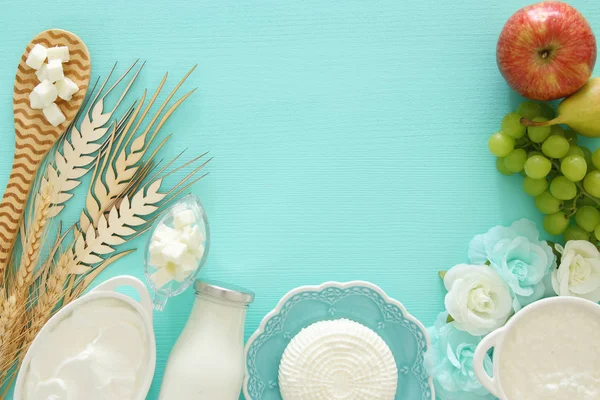 Bild von oben mit Milchprodukten und Früchten vor Holzhintergrund. Symbole des jüdischen Feiertags - shavuot. — Stockfoto