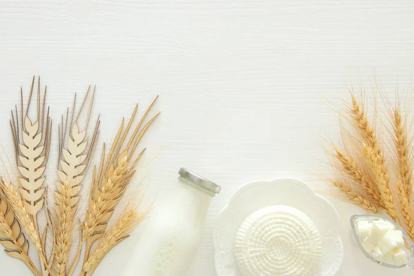 Beyaz ahşap zemin üzerinde süt ürünleri üstten görünüm görüntüsü. Sembolleri Yahudi tatil - Shavuot. — Stok fotoğraf