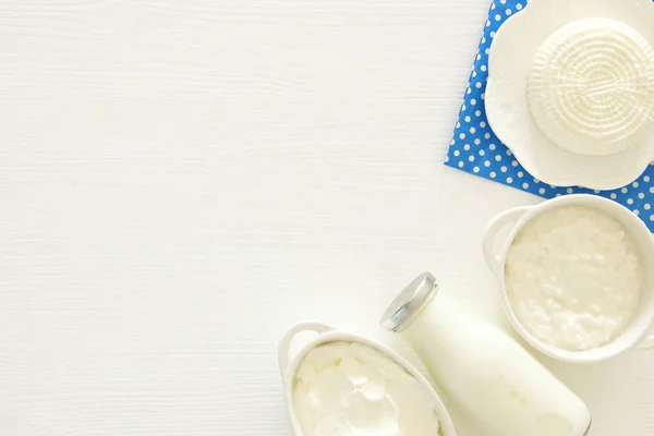 Imagen de vista superior de productos lácteos sobre fondo de madera blanco. Símbolos de la fiesta judía - Shavuot . —  Fotos de Stock