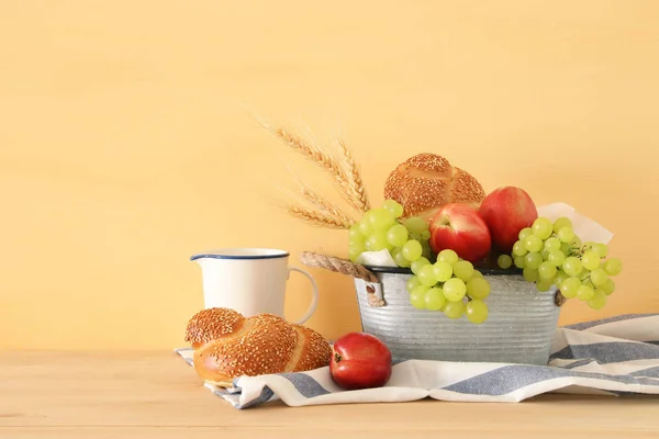 Meyve, ekmek ve peynir teneke sepeti ahşap masa üzerinde görüntü. — Stok fotoğraf