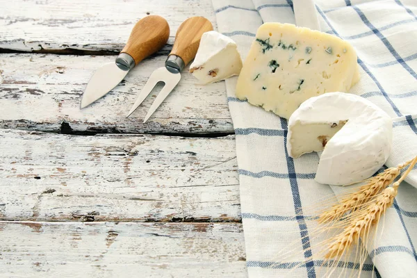 Bild von Milchprodukten über weißen Holzplanken Hintergrund. Symbole des jüdischen Feiertags - shavuot. — Stockfoto