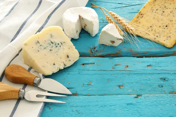 Bild von Milchprodukten über blauen Holzplanken Hintergrund. Symbole des jüdischen Feiertags - shavuot. — Stockfoto