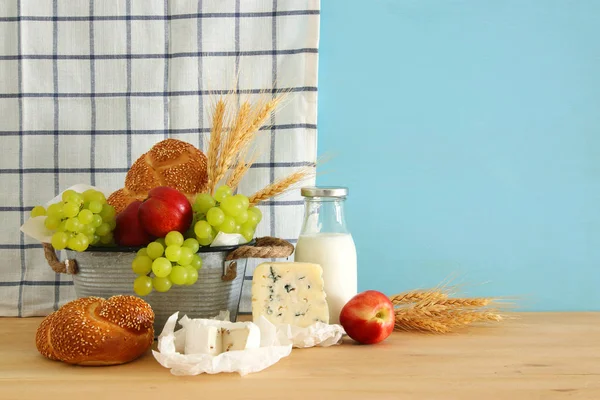 Bild von Früchten, Brot und Käse im Blechkorb über Holztisch. — Stockfoto