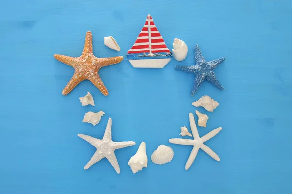 青い木製の背景に海のライフスタイルオブジェクト、貝殻やヒトデと航海と夏休みの概念. — ストック写真