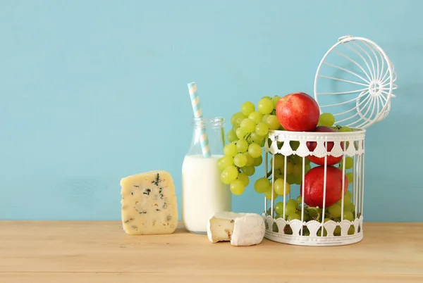 Bild von Früchten und Käse über Holztisch. — Stockfoto