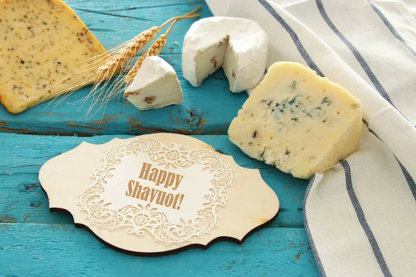 Bild von Milchprodukten über blauen Holzplanken Hintergrund. Symbole des jüdischen Feiertags - shavuot. — Stockfoto