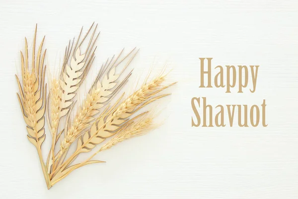 Üstten Görünüm ahşap buğday bitki dekorasyon beyaz arka plan üzerinde. Sembolleri Yahudi tatil - Shavuot. — Stok fotoğraf