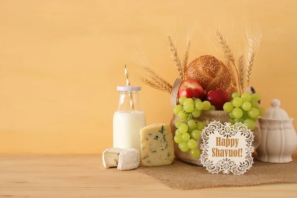 Meyve, ekmek ve peynir sepeti ahşap masa üzerinde görüntü. — Stok fotoğraf