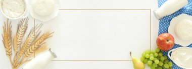 Üstten Görünüm görüntü süt ürünleri ve meyve ahşap arka plan üzerinde. Sembolleri Yahudi tatil - Shavuot.