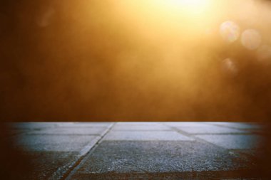 Spot beton zemin. koyu siyah ve parlak ışıklar