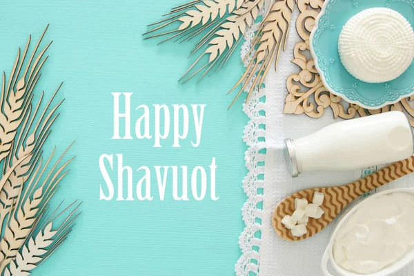 Üstten Görünüm görüntüsü nane ahşap arka plan üzerinde süt ürünleri. Sembolleri Yahudi tatil - Shavuot. — Stok fotoğraf