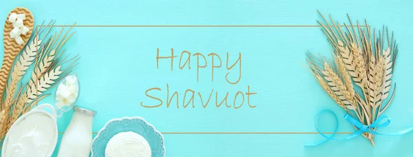 Üstten Görünüm görüntüsü nane ahşap arka plan üzerinde süt ürünleri. Sembolleri Yahudi tatil - Shavuot. — Stok fotoğraf