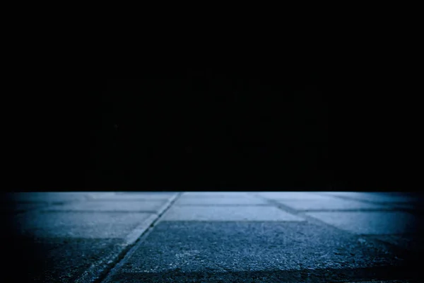 Proyector sobre suelo de hormigón. negro oscuro y luces brillantes — Foto de Stock