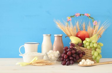 süt ürünleri ve meyve ahşap masa üzerinde görüntü. Sembolleri Yahudi tatil - Shavuot.