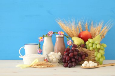 süt ürünleri ve meyve ahşap masa üzerinde görüntü. Sembolleri Yahudi tatil - Shavuot.