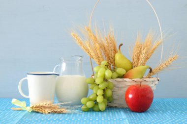 süt ve meyve ahşap masa üzerinde görüntü. Sembolleri Yahudi tatil - Shavuot.