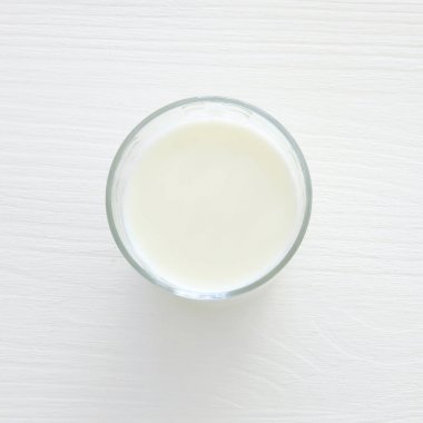 Süt Beyaz ahşap zemin üzerinde üstten görünüm görüntüsü. Sembolleri Yahudi tatil - Shavuot.