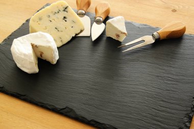 süt ve süt ürünleri üzerinde siyah taş arduvaz arka plan görüntüsü. Sembolleri Yahudi tatil - Shavuot.