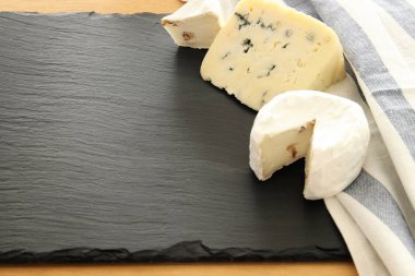 süt ve süt ürünleri üzerinde siyah taş arduvaz arka plan görüntüsü. Sembolleri Yahudi tatil - Shavuot.