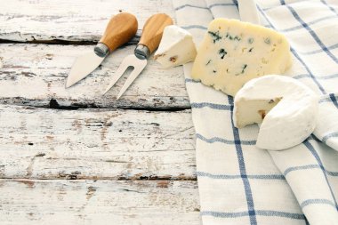 süt ve süt ürünleri üzerinde beyaz ahşap plakalar arka plan görüntüsü. Sembolleri Yahudi tatil - Shavuot.