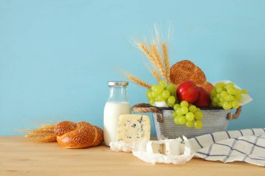 meyve, ekmek ve peynir teneke sepeti ahşap masa üzerinde görüntü.