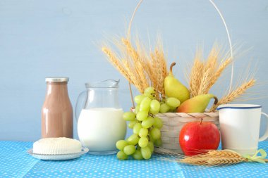 süt ürünleri ve meyve ahşap masa üzerinde görüntü. Sembolleri Yahudi tatil - Shavuot.