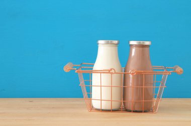 süt ve çikolata üzerine ahşap masa görüntüsü. Sembolleri Yahudi tatil - Shavuot.