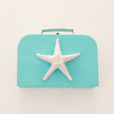 Deniz yıldızı Beyaz ahşap zemin üzerinde bavullarla tatil ve yaz görüntüsünü.