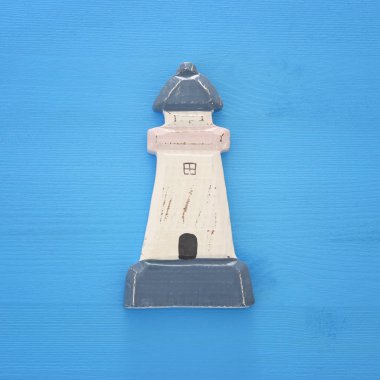 tatil ve yaz görüntü mavi ahşap arka plan üzerinde deniz feneri ile.