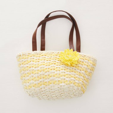 tatil ve yaz görüntü ile beyaz ahşap zemin üzerinde plaj çantası.