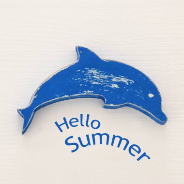 Beyaz ahşap zemin üzerinde dekoratif yunus tatil ve yaz görüntüsünü.