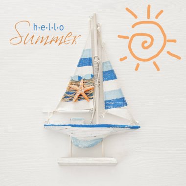 tatil ve yaz görüntü Beyaz ahşap zemin üzerinde tekne ile.