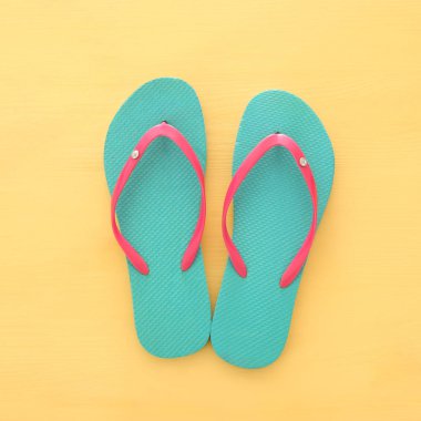 tatil ve yaz görüntü sarı ahşap arka plan üzerinde beyaz ile.