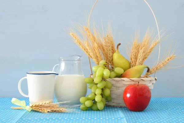 Afbeelding van melk en fruit over houten tafel. Symbolen van Joodse vakantie - Sjavoeot (Wekenfeest). — Stockfoto