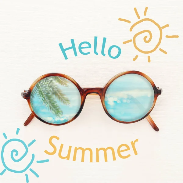 Vacances et image d'été avec sunglasse sur fond blanc en bois . — Photo